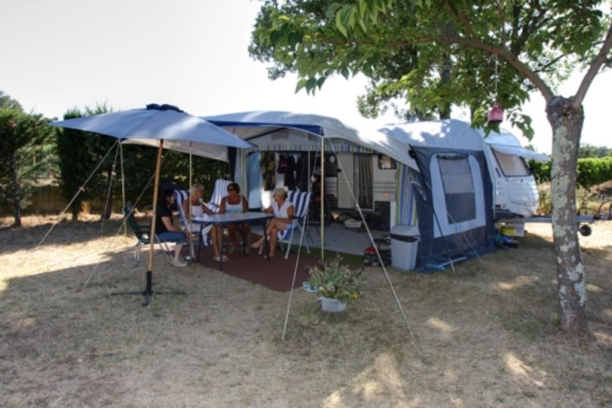 Camping La Rouvière Les Pins - Photo 1